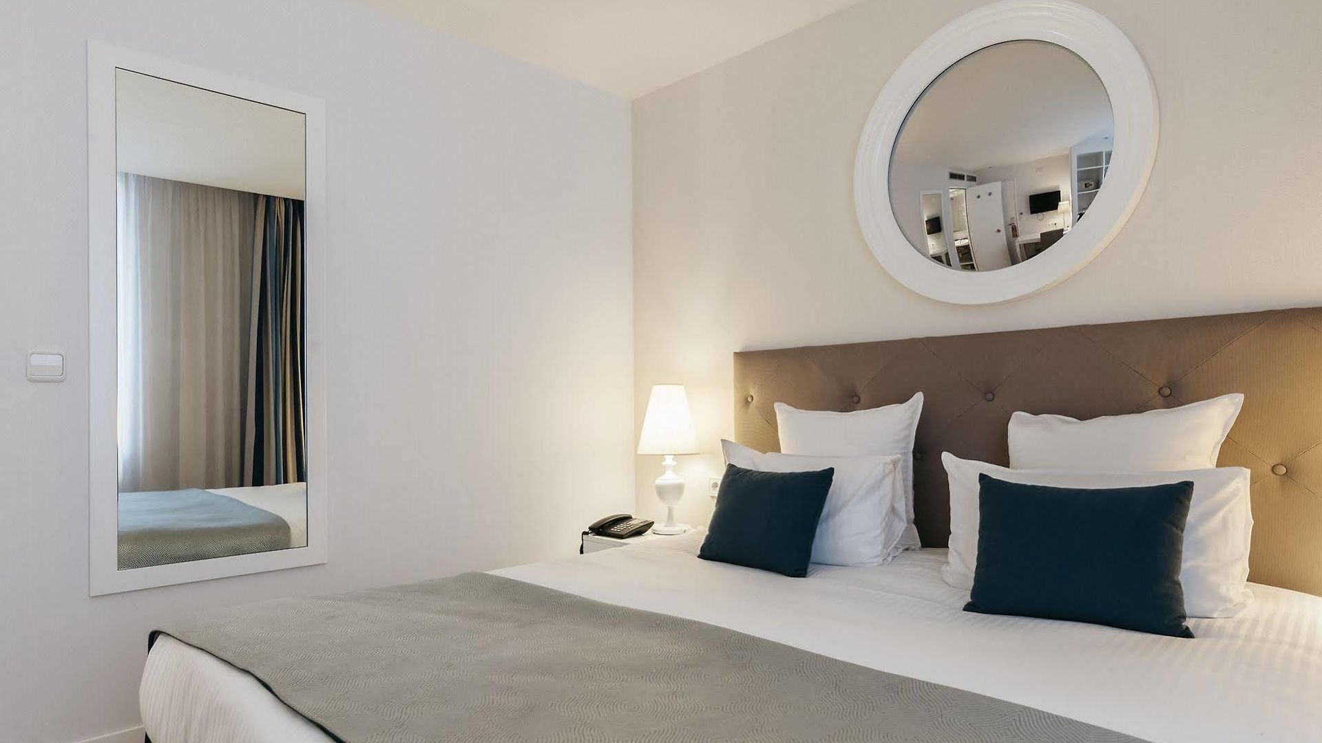 Catalonia Grand Place Hotel
