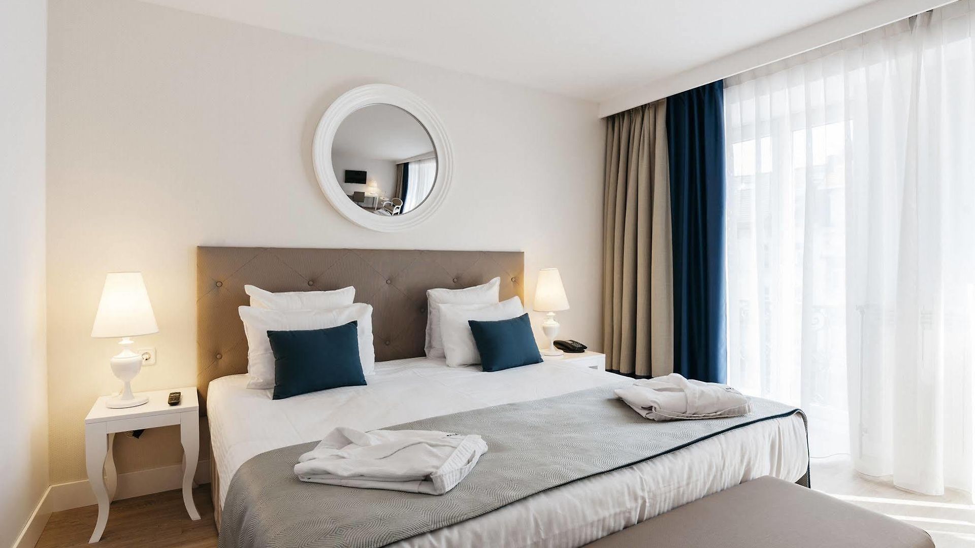 Hotel Catalonia Grand Place 4*