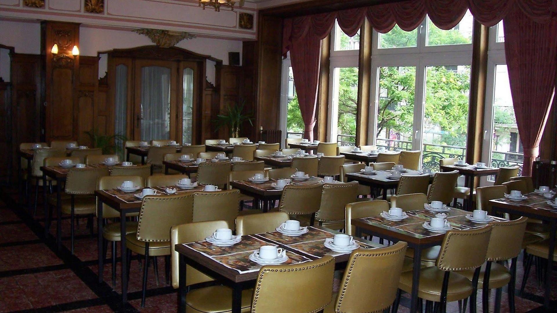 Manhattan Hotel *