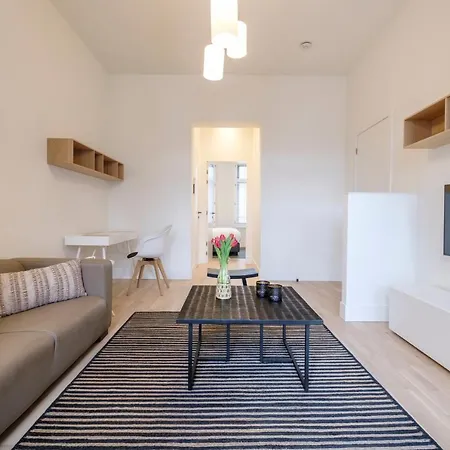 Fabulous In Chatelain Area Apartment *