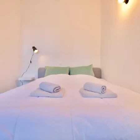 Apartment Amazing & Cosy Perfect Location 'stephanie-louise Area'