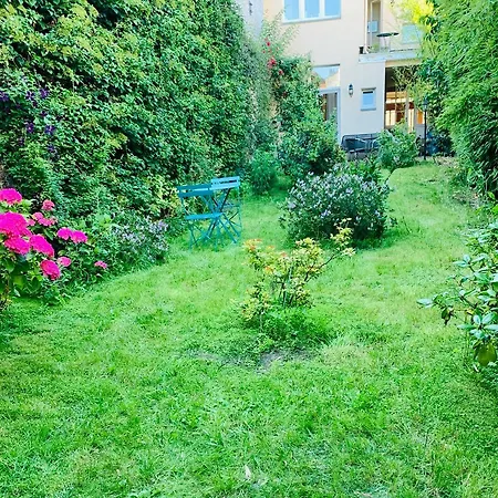 Apartment Bijou > Parvis St Pierre *
