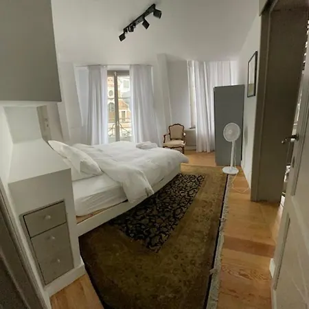 Duplex Dernier Etage Avec Terasse A Deux Pas De La Grand Place Apartment Brussels