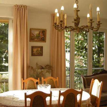 Cosy Nest With Garage In Apartment *