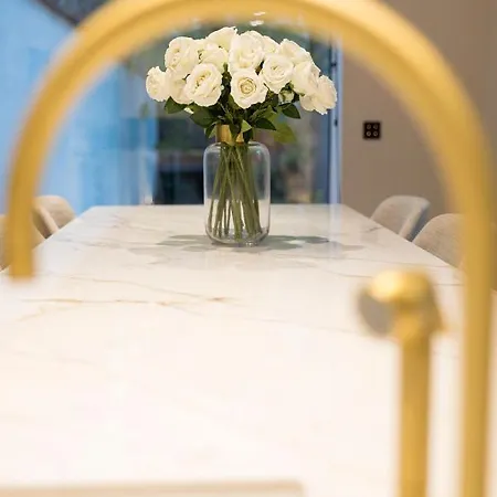 Apartment Luxury 3 Bedrooms Townhouse In Perfect Location *