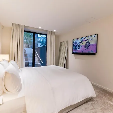 Luxury 3 Bedrooms Townhouse In Perfect Location Apartment