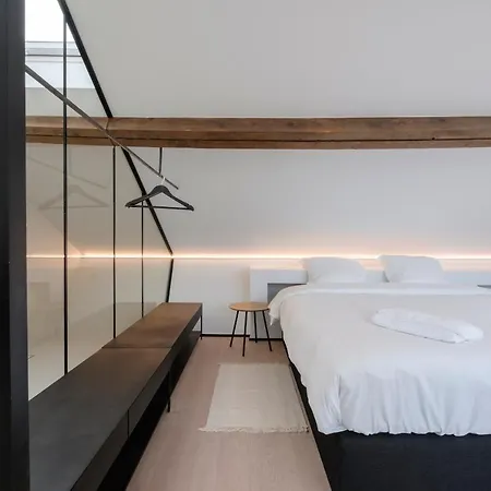 Apartment Spacieuse Maison De Ville Proposant 3 Aux Alentours Des Etangs D'ixelles *