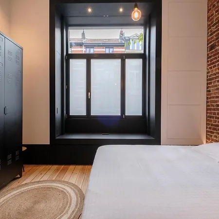 Apartment Spacieuse Maison De Ville Proposant 3 Aux Alentours Des Etangs D'ixelles
