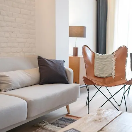 Spacieuse Maison De Ville Proposant 3 Aux Alentours Des Etangs D'ixelles Brussels