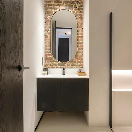 Apartment Spacieuse Maison De Ville Proposant 3 Aux Alentours Des Etangs D'ixelles