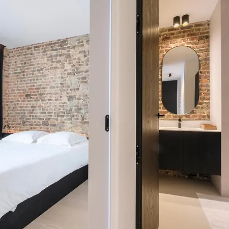 Spacieuse Maison De Ville Proposant 3 Aux Alentours Des Etangs D'ixelles Brussels