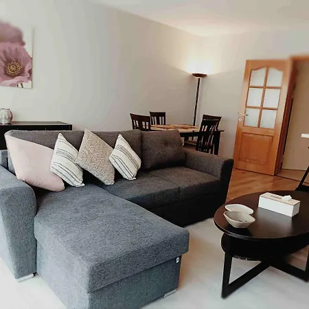 Cozy 2 Bedroom - Metro Montgomery Apartment Brussels