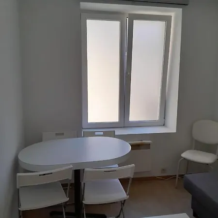 Apartment 1 Bedroom Sleeps 4 *