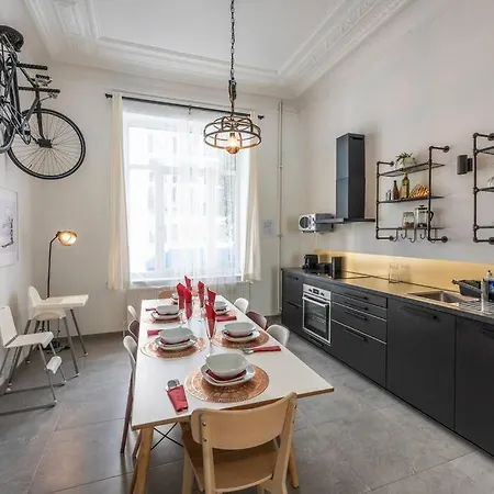 Superb 3 Bedroom & 3 Bathroom Duplex In Centre Apartment *