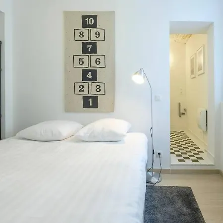 Superb 3 Bedroom & 3 Bathroom Duplex In Centre Apartment