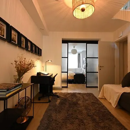Superb 3 Bedroom & 3 Bathroom Duplex In Centre Apartment *