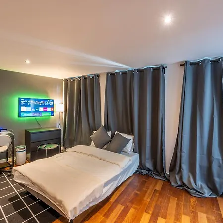Sensational In Fantastic Location Apartment *
