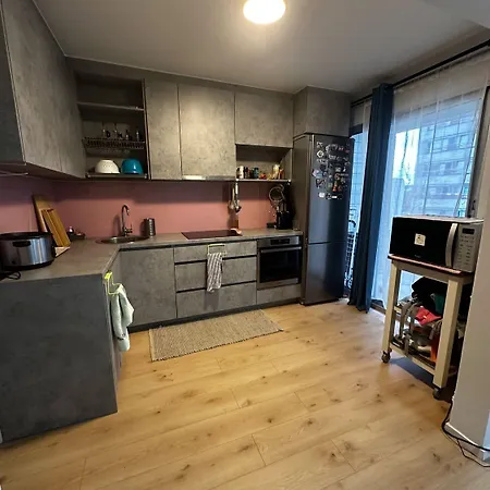 Alexanor Cosy Private In A Shared Brussels