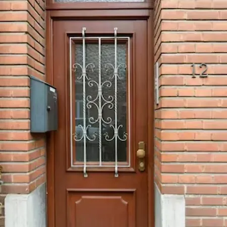 Beautiful, Renovated Fully Self Contained * Brussel
