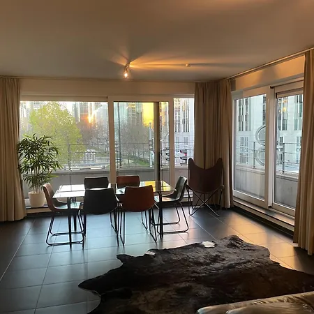 Apartment In Heart Of With Balcony View