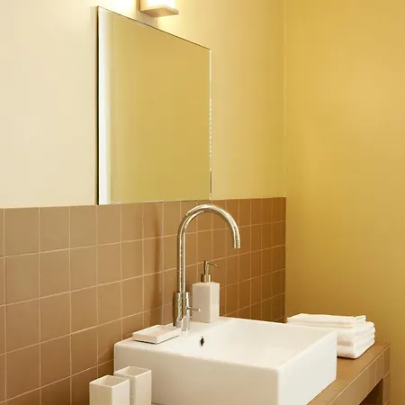 Le Vaudeville Bed & Breakfast 3*