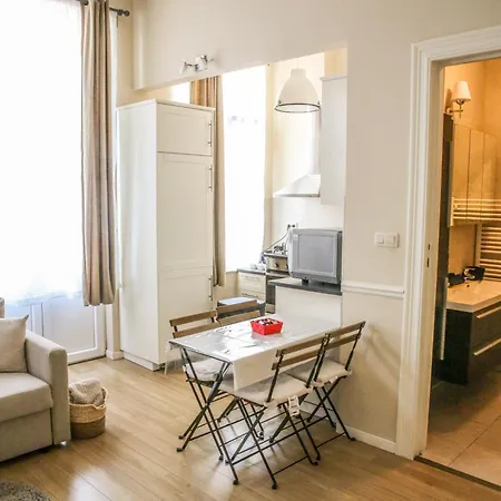 Apartment Centre *