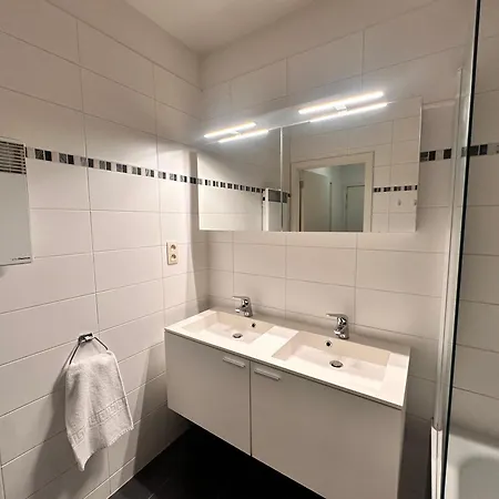 Cosy 2 Bedroom In Center Apartment *