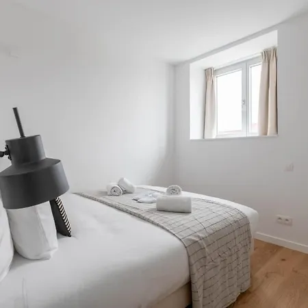 Apartment Spacious 3bd Apt In Uccle - Ch6