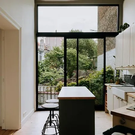 Beautiful 2 Bedroom Duplex In Le Chatelain Apartment *
