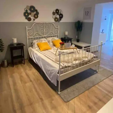 Appartement Superbe Full Equipe Avec Cour Exterieur Brussel