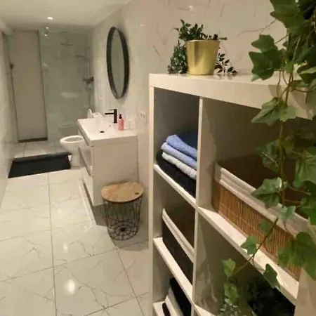Superbe Full Equipe Avec Cour Exterieur Appartement Brussel