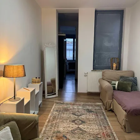 The Bachelor Backpacker Spot * Brussels