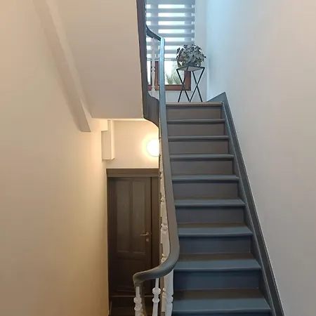 Modern Triplex 140m2 - 4 Bedrooms, 1 Living & 2 Bathrooms - 8 People In Apartment *