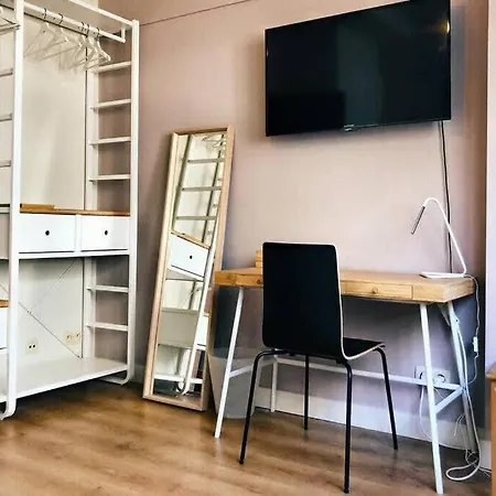Fully Equipped Two Bedroom Schuman Area Apartment *