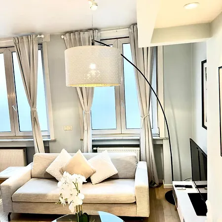 Beautiful 2 Bedroom Familiar Luxury Apartment *
