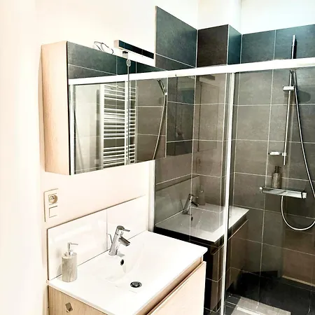 Beautiful 2 Bedroom Familiar Luxury Apartment *
