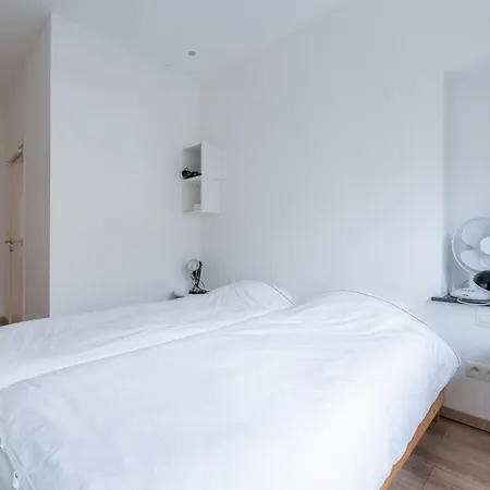 6 Bedroom House With Private Bathrooms In Bxl Downtown Apartment