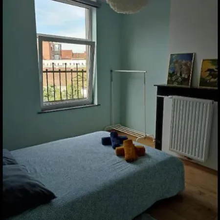 Confortable Lit Double Schaarbeek 1ere Etage Cle Normal Homestay *