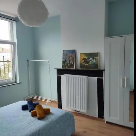 Confortable Lit Double Schaarbeek 1ere Etage Cle Normal *