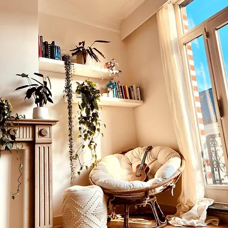 Bright And Cozy In Apartment *
