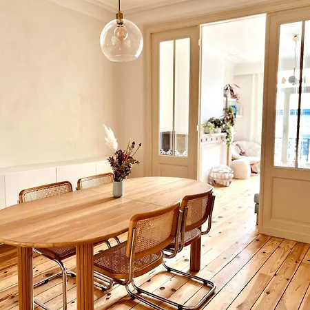 Bright And Cozy In Apartment *