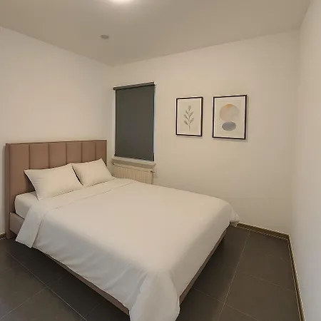 Cosy Midi Station Apartment *
