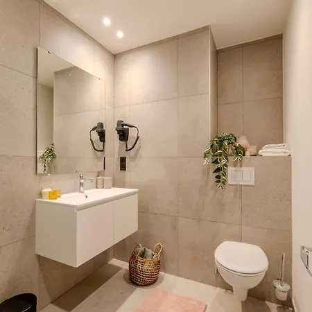 Aparthotel At 3*