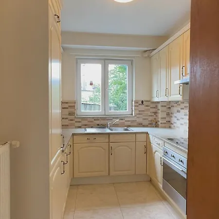 Luxury 2br & Jacuzzi Near Expo 12 & Ing Arena Apartment