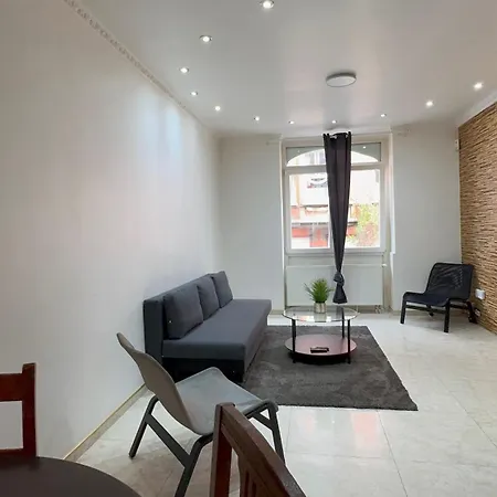 Luxury 2br & Jacuzzi Near Expo 12 & Ing Arena Apartment