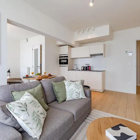 Large In A Serviced Building Apartment
