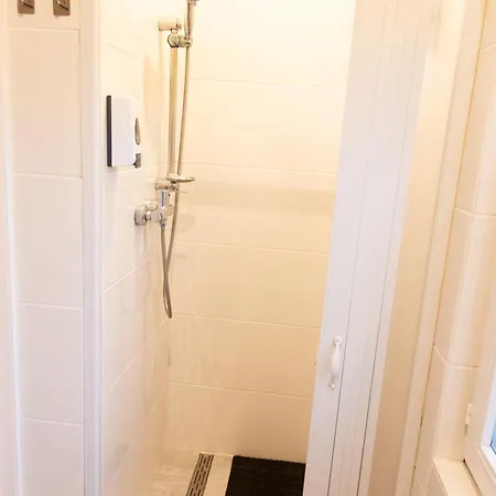 Appartement Sous Toit Lumineux Avec Garage Et 4 Pieces En Enfilade *