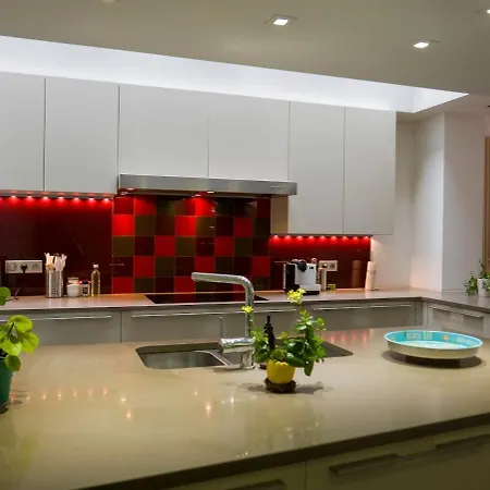 Eya House, Cozy, Bright & Well Located