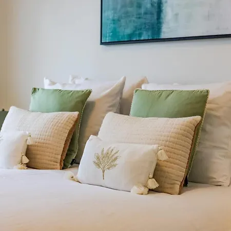 Luxurious 2-br Flat Near Nato & Eu Apartment