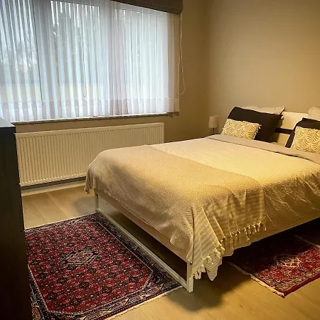 Modern 2-bed Urban Apartment *